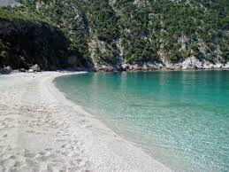 Η πρόσβαση του γίνεται από το λιμάνι αιδηψού που συνδέει το νησί με την κεντρική και βόρεια ελλάδα και από το λιμάνι ερέτριας. Paralies