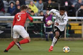 Noch einmal ein paar sekunden obendrauf. Dfb Zeichnet Karim Adeyemi Und Gia Corley Mit Fritz Walter Medaille Aus Bfv