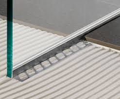 Wir führen eine große auswahl an fliesen, kaminen, natursteinen und deren. Fliesenprofil Glashalteleiste Von Blanke Fur Trennwande Bodengleicher Duschen