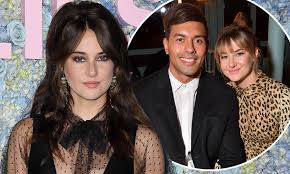 The cast of secret life of the american teenager got together with @justjared to chat all things slat + voting. Shailene Woodley Recalls Being In An Open Relationship And Staying With An Abusive Partner Daily Mail Online