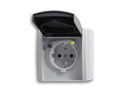 Aussensteckdose Mit Eingebautem Fi Wenn Kein Fi Eingebaut Ist Hilft Eine Steckdose Im Aussenbereich Mit Fehlerstrom Sc Aussensteckdose Steckdosen Gartenleuchten