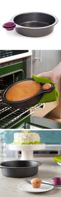 Nibble There S A Mini Silicone Cup Alongside The Steel Cake Pan So Bakers Can Sample Their Creations Brillia Articles De Cuisine Ustensile Cuisine Cuisine