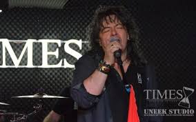 Greaua veste ca leo iorga a murit a fost anuntata de compozitorul adrian ordean. Video ArhivÄƒ A Murit Leo Iorga Solistul Trupei Compact