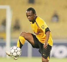 Thabo Mooki played for kaizer chiefs until he retired or hang his soccer boots,he was reliable to kaizer chiefs and patients, players like him are scarce, some signs a pre contract with