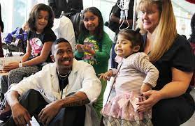 Abby de la rosa recently announced that she had given birth to twins with nick via a post on instagram. Nick Cannon Visits Bayside Children S Hospital For Fundraiser Qns Com
