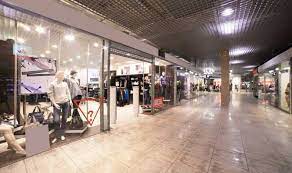 Unele centre comerciale sunt deschise chiar în ziua de paste. Se Inchid Magazinele Din Mall Uri Singurele RÄƒmase Deschise Produse Alimentare Farmacii CurÄƒÈ›Äƒtorii