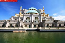The national mosque of malaysia is located at kuala lumpur. World Beautiful Mosques Pictures