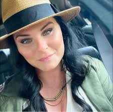 here's a song for your WEIRD best friend :)