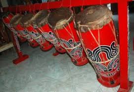 Bernyanyi mengunakan alat tradisional suling sendok dan botol gitar. Musisi Batak Berkolaborasi Dengan Orkestra Spanyol Tampilkan Musik Tradisional Bertajuk Simfonico Indonesia Independensi