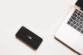 Selain baterai, sumber tegangan juga dapat dihasilkan oleh aki atau sel surya. 5 Cara Perbaiki Suhu Baterai Terlalu Tinggi Rendah Dijeda