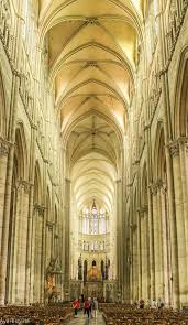 Depuis l'poque romaine (un temple en l'honneur de jupiter s'levait sur l'le de la cit) et ou l'on dcouvrit les fondations de l'abside de la documents similar to catedrale notre dame de paris referat franceza.docx. Turul Catedralelor Frantei Amiens Si Reims Avehistoria