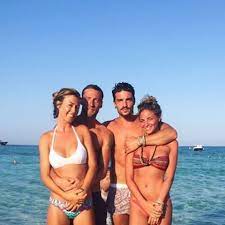 Quarto figlio in arrivo per la coppia vip, che lo annuncia con un tenero video in sardegna. Pin Auf Juli