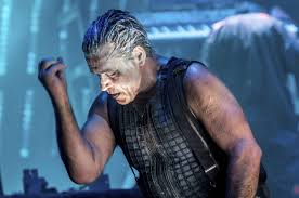Rammstein lead singer till lindemann likes to shock with his outre makeup. Lindemann Veroffentlicht Offizielles Musikvideo Zu Lubimiy Gorod