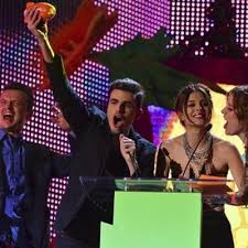 Esta serie que se estrenó el pasado 23 de septiembre, es una producción colombiana con talento latino, con la audiencia de nickelodeon se ha identificado fácilmente, por fortuna la serie ha conseguido enganchar a los fans a través de sus. Chica Vampiro Chile Chilevampiro Twitter