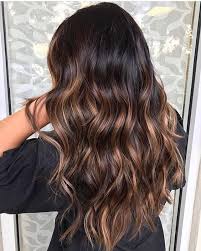 A classic ombré highlighted style works amazingly with black hair. 09 Wavy Black Hair With Caramel Highlights Looks Natural Styleoholic Hair Styles Brown Ombre Hair Brunette Balayage Hair