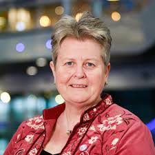 Lisa Wainwright's Instagram, Twitter & Facebook