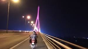 Uae gia tăng sức mạnh tấn công, tuyển việt nam cần cực kỳ cảnh giác. Nam Thanh Nien Nháº£y Cáº§u Cáº§n ThÆ¡ Tá»± Váº«n Giá»¯a Ä'en Khuya