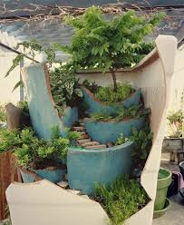Kreative Gartengestaltung Mit Zerbrochenen Pflanzgefassen Mini Garten Garten Und Garten Ideen
