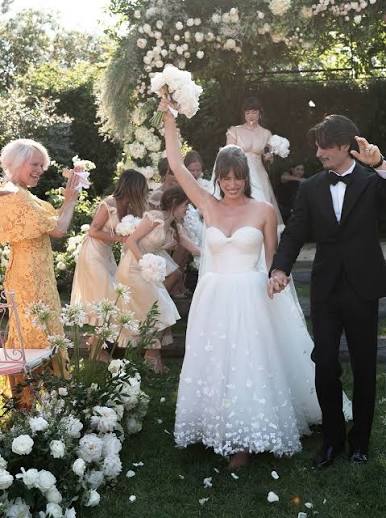Pamela Andersons Sohn Dylan Jagger Lee und Paula Bruss-Lee gaben sich in  Saint-Tropez das Jawort. Die Braut trug ein Kleid von @OscarDeLaRenta –  genau wie ihre Schwiegermutter @PamelaAnderson. Alle Bilder der  Traumhochzeit
