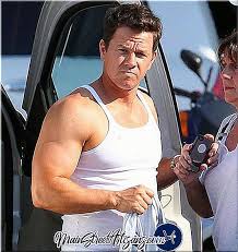 Mark robert michael wahlberg (born june 5, 1971) is an american actor, film and television he was named no.1 on vh1's 40 hottest hotties of the 90's. Schauspieler Mark Wahlberg Training Ernahrung Grosse Gewicht Filme Filme 2021