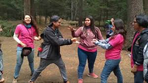 Un juego es una actividad recreativa donde intervienen uno o más participantes. Juegos Grupales Para Jovenes Reinos Juego De Integracion 7 Juegos Recreativos Youtube