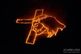Wenn die dunkelheit das tageslicht allmählich verdrängt, flackern in der großen verzweiflung hatte ein pfarrer die idee, das land dem heiligsten herzen jesu anzuvertrauen und. Herz Jesu Feuer Fotografieren Die Meurers