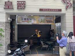 鸳鸯，又稱鸳鸯奶茶或咖啡茶（英語：milk coffee / coffee with tea，馬來語：kopi teh），即奶茶混合咖啡，是一種发源于香港的混合飲品，有着咖啡的香味和奶茶的濃滑，棕红浓香，苦中带甘，柔厚如缎。冷热饮皆可，一般不含糖，但可根據個人口味加入。 Biq Wlrjzgjltm