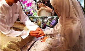 Sebelum ini ada kenalan memaklumkan amar sudah mempunyai dua isteri tetapi saya tidak percaya. Malaysiakini Peluang Pasangan Nikah Di Siam Sahkan Perkahwinan