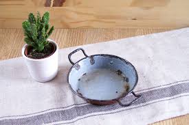 Petit Plat Shabby Chic Emaille Rouge Interieur Gris 2 Anses Cuisine Francaise Vintage 1950 De La Boutique Lovelyfrance Sur Etsy Avec Images Shabby Etsy Interieur Gris