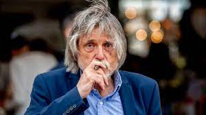 Het openbaar ministerie wil er niets over zeggen, maar volgens johan derksen zelf wordt hij bedreigd en heeft john de mol beveiliging geregeld. Vgpfhxl6muzakm