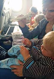 Lediglich sehr kulante anbieter weisen auch dem baby einen kostenlosen koffer zu. 15 Tipps Zum Fliegen Mit Klein Kindern Reisen Urlaub Mit Kindern Flugreisen Baby Kind Und Meer