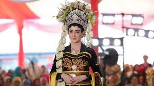 Arumi bachsin banjir pujian warganet lewat parasnya yang tetap cantik meski baru bangun tidur. Wakili Jawa Timur Arumi Bachsin Istri Wagub Emil Dardak Jadi Model Di Hari Jadi Pkk Tribun Jateng