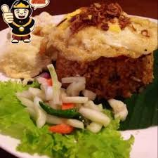 Sambal belacan yang saya buat di atas taklah pedas sangat sebab saya letak sedikit gula dan jus limau kasturi untuk nasi ayam memang nasi kegemaran ramai, sebab rasa nasinya yang dimasak dengan air rebusan ayam. Nasi Goreng Belacan Dua Nyonya Photo De Dua Nyonya Restaurant Jakarta Tripadvisor