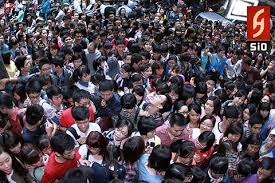 Image result for Hình ảnh nhiều người Việt Nam tranh cướp nhau khi ăn buffet
