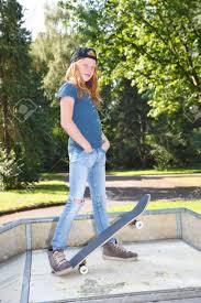 Die 77 besten coole hintergrundbilder fur madchen. Coole Junge Madchen Im Freien Mit Skateboard Lizenzfreie Fotos Bilder Und Stock Fotografie Image 54369984