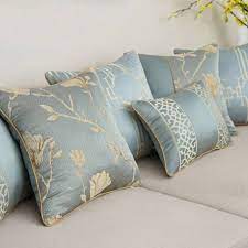 Il divano poggia su un'elegante base in alluminio pressofuso verniciato nei colori grigio e bronzo, oppure satinato, cromato, brunito, cromo nero e champagne. Lusso Cuscini Cuscini In Vendita