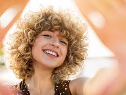 Oct 16, 2019 · “ogni riccio un capriccio”, questo uno dei motti che accompagna per tutta la vita chi ha una chioma riccioluta e selvaggia.spesso indomabili e allo stesso tempo considerati molto sensuali, i capelli ricci sono bellissimi: Come Fare I Capelli Ricci 8 Modi Facili Per Averli