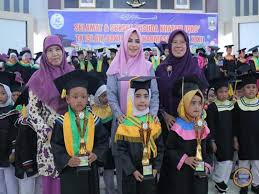 Baju yang cocok untuk menghadiri wisuda anak tk. 87 Gambar Anak Tk Wisuda Paling Keren Gambar Pixabay