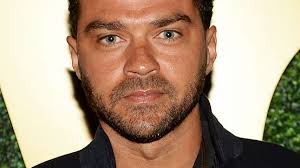 Jesse williams and taylor rooks spotted together in public one day after attending the nba jt clarifies his controversial comment after jesse williams' moving speech at the bet awards. Neuer Scheidungs Streit Bei Grey S Anatomy Jesse Williams Promiflash De