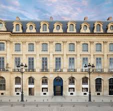 Le joaillier participe à l'exposition des arts décoratifs de 1925 de paris. Inside Chaumet S Revamped Parisian Flagship Tiara Filled Walls More Galerie