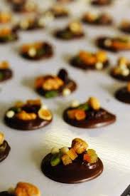 Et Si On Ne Faisait Pas N Importe Quoi Avec Le Chocolat Temperons Temperons Et Petits Palets Comme Des Mendiants Pour Mettre En Pratique Alimentation Dorian Cuisine Gateaux Et Desserts