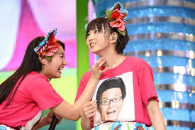 首に付いたものを柏木ひなた 左 に取ってもらう安本彩花 右 エビ中 岡崎体育 めざましライブ で初コラボ ダンスバトルは大混乱 の画像ギャラリー 29枚目 全50枚 音楽ナタリー 岡崎体育 ひなた エビ中