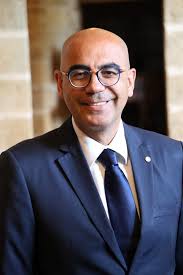 DEBAT : ETIQUETTE ET PROTOCOLE