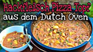 Für die pizzasoße rührt man die passierten tomaten und… Hackfleisch Pizza Topf Aus Dem Dutch Oven Youtube