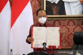 Tampil yang sempurna dan menarik ialah dambaan orang pada umumnya sehingga berbagai inovasi desain tentang baju wanita yang dibuat desainer fashion dapat menghasilkan produk fashion yang. Gubernur Bali Christian Dior Sepakat Promosikan Kain Endek Antara News