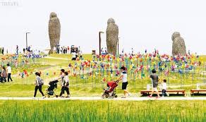 Korea selatan bukan hanya terkenal dengan kpop dan drakor saja, ada banyak taman menarik yang bisa namun, di sepanjang jalan itu terdapat jajaran bunga sakura, sehingga tampak seperti taman yang sangat cantik. 10 Taman Di Korea Yang Wajib Dikunjungi Untuk Liburan