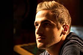 Kendall Schmidt & Heffron Drive Performs 'Division Of The Heart'