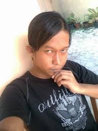 Asistennya yang iseng memotong lakban lalu menempelkannya di wajah wes naman. Gambar Cowo Lucu