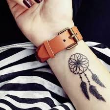 1001 Idees De Tatouage Attrape Reve Symbolique Tatouage attrape reve avant bras, filet noir, plume roser et dessin de rose, idée de. idees de tatouage attrape reve symbolique