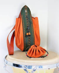 Cette Merveille De Petit Sac En Daim Cuir Avec Son Petit Porte Monnaie Vous Commencez A Connaitre Ma Passion Pour Les Accessoires Gym Bag Bucket Bag Bags
